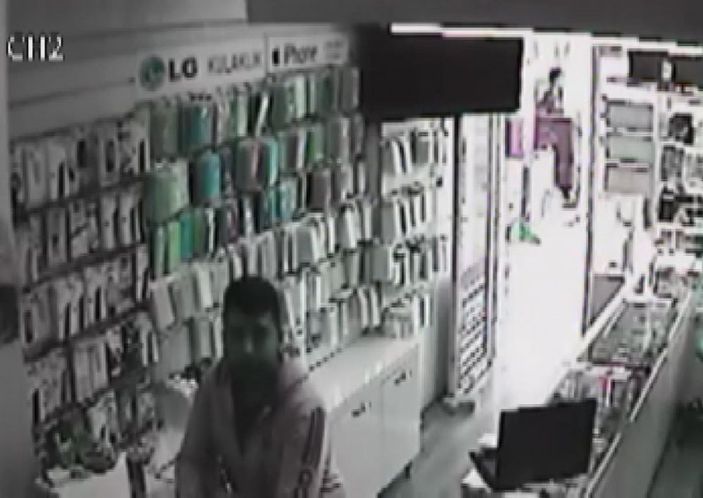 i Antalya'da hırsız, telefon çaldığı dükkanın önünden geçerken yakalandı