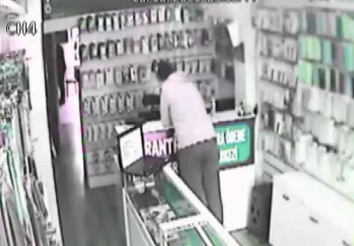 i Antalya'da hırsız, telefon çaldığı dükkanın önünden geçerken yakalandı