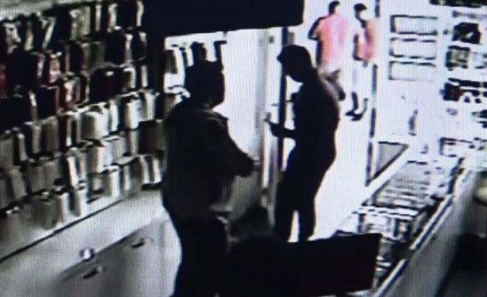 i Antalya'da hırsız, telefon çaldığı dükkanın önünden geçerken yakalandı