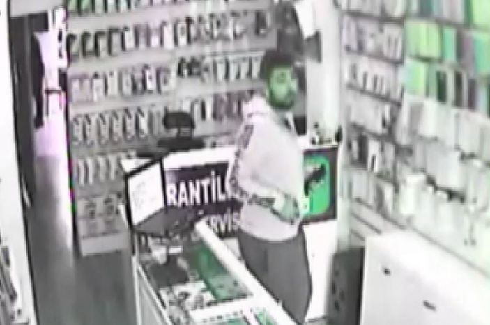 i Antalya'da hırsız, telefon çaldığı dükkanın önünden geçerken yakalandı