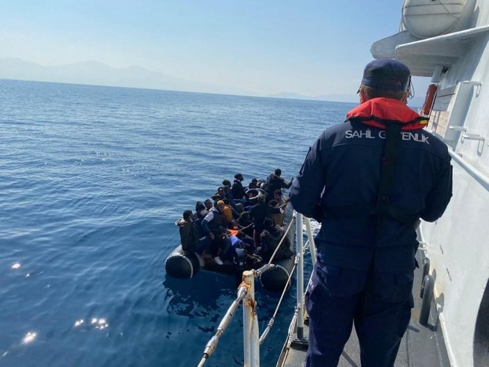 Aydın açıklarında, lastik bot içindeki 53 kaçak göçmen kurtarıldı