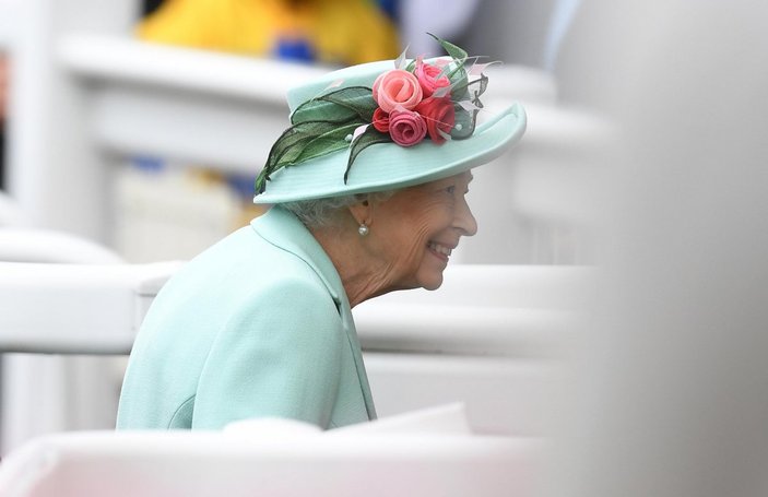Kraliçe Elizabeth 'yılın yaşlısı' ödülünü reddetti