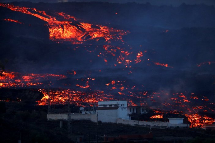 La Palma Adası'ndaki volkan, bir ayda 85 milyon metreküp lav püskürttü