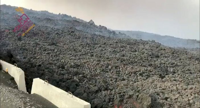 La Palma Adası'ndaki volkan, bir ayda 85 milyon metreküp lav püskürttü