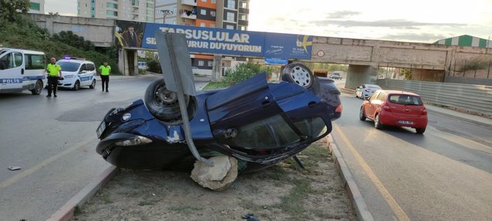i Mersin'deki kazada tabela, takla atan aracın içine girdi