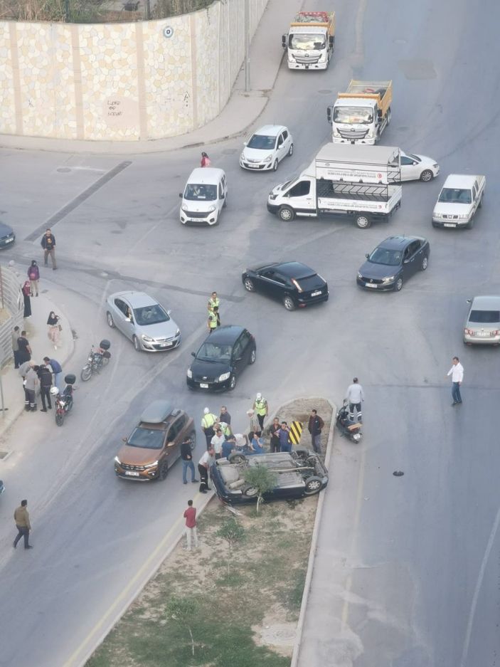 i Mersin'deki kazada tabela, takla atan aracın içine girdi