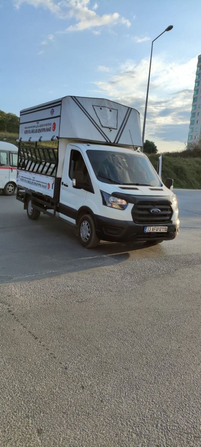 i Mersin'deki kazada tabela, takla atan aracın içine girdi