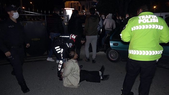 d Düzce'de dur ihtarına uymayan 2'si kadın 4 kişi, 5 kilometre kaçabildi