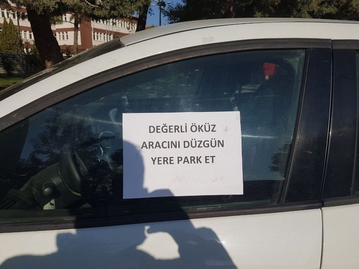 Bursa'da otomobilin camına yapıştırılan not görenleri şaşırttı