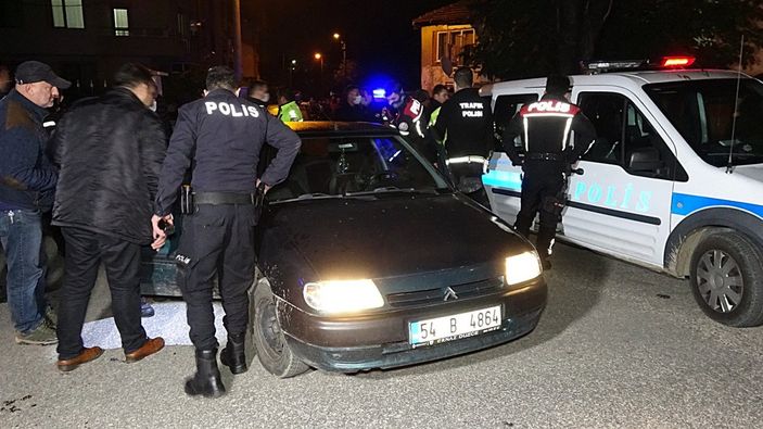 d Düzce'de dur ihtarına uymayan 2'si kadın 4 kişi, 5 kilometre kaçabildi