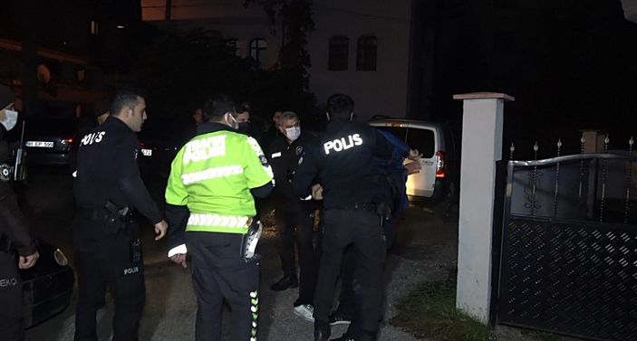 d Düzce'de dur ihtarına uymayan 2'si kadın 4 kişi, 5 kilometre kaçabildi