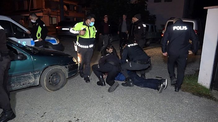 d Düzce'de dur ihtarına uymayan 2'si kadın 4 kişi, 5 kilometre kaçabildi