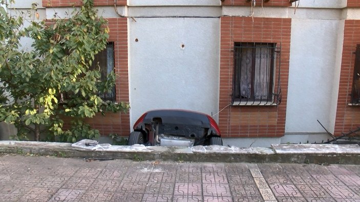 Beşiktaş’ta fren yerine gaza bastı, otomobil apartman boşluğuna çakıldı