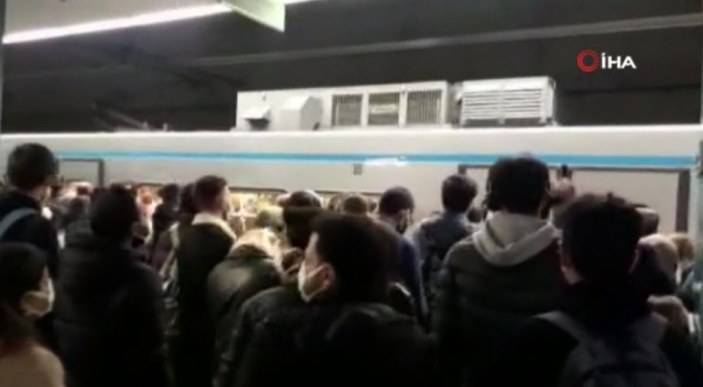 İstanbul'da metro seferleri az olunca, yolcular metroya binemedi