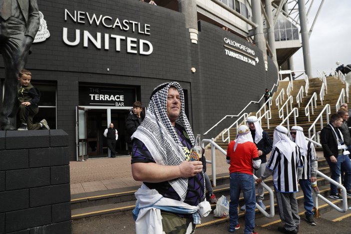 Newcastle United'dan taraftarlarına Arap kıyafetleri uyarısı