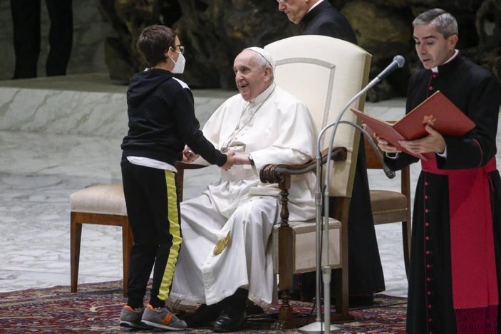 Papa Francis'in papalinasını almaya çalışan çocukla diyaloğu