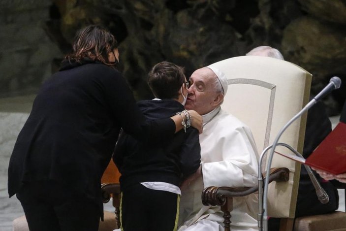 Papa Francis'in papalinasını almaya çalışan çocukla diyaloğu