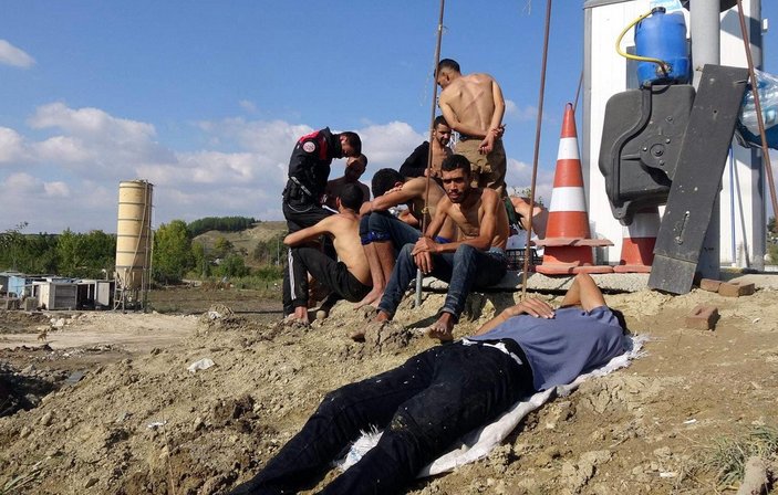 Yunanistan, para ve kıyafetlerini aldığı göçmenleri dövüp, Türkiye'ye itti