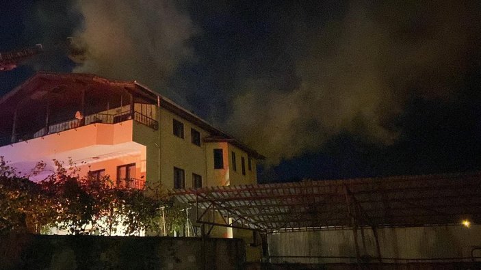 Bursa'da bir evde çıkan yangında mahsur kalan yaşlı vatandaş kurtarıldı