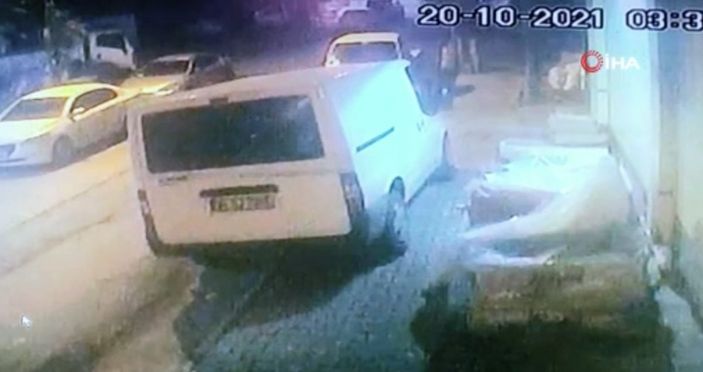 i Sultangazi'de iki kız çocuğu araçların aynalarını kırdı