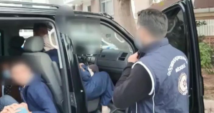 i Kocaeli'de TEM'de durdurulan araçta 17 düzensiz göçmen bulundu