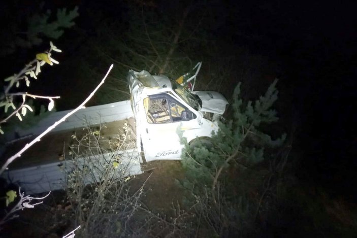 Gümüşhane'de araç uçuruma yuvarlandı: 2 ölü, 1 yaralı