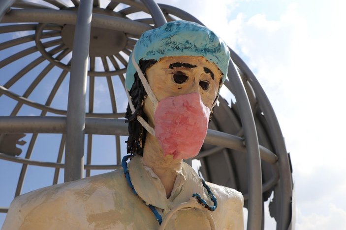 Denizli'de sağlıkçı heykelleri tepki çekti