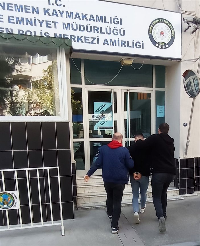İzmir'de polis aracıyla video çeken şüpheliye gözaltı
