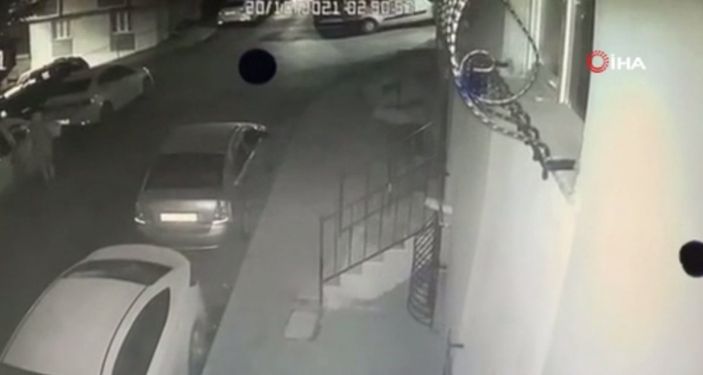 i Sultangazi'de iki kız çocuğu araçların aynalarını kırdı