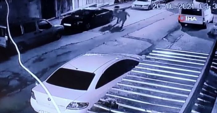 i Sultangazi'de iki kız çocuğu araçların aynalarını kırdı