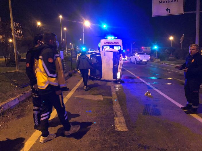 Zonguldak'ta hızlı giden otomobil kontrolü kaybedince yan yattı