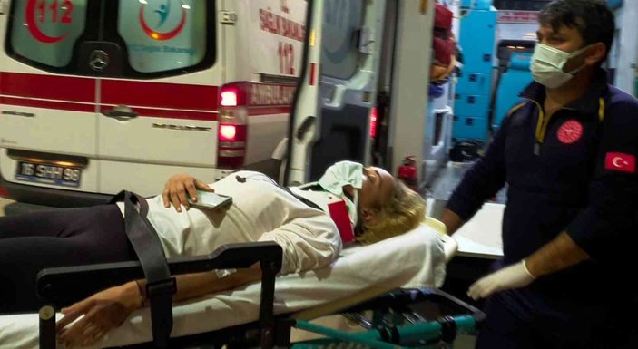 Bursa'da otomobil tıra çarptı: 1 yaralı