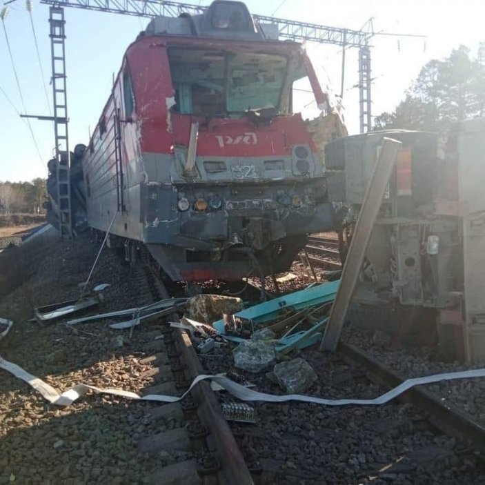 Rusya’da yük treni hemzemine çıkan araca çarptı