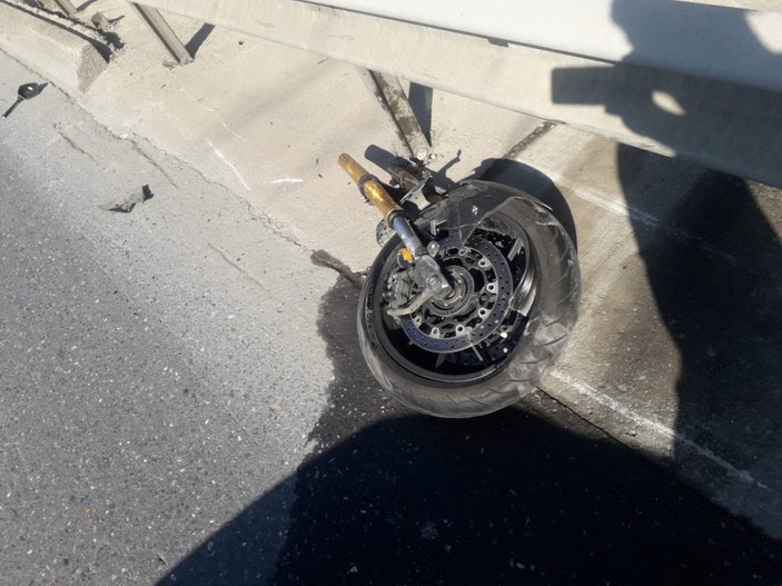 Beykoz’da, TEM Otoyolu’nda motosiklet ile otomobil çarpıştı