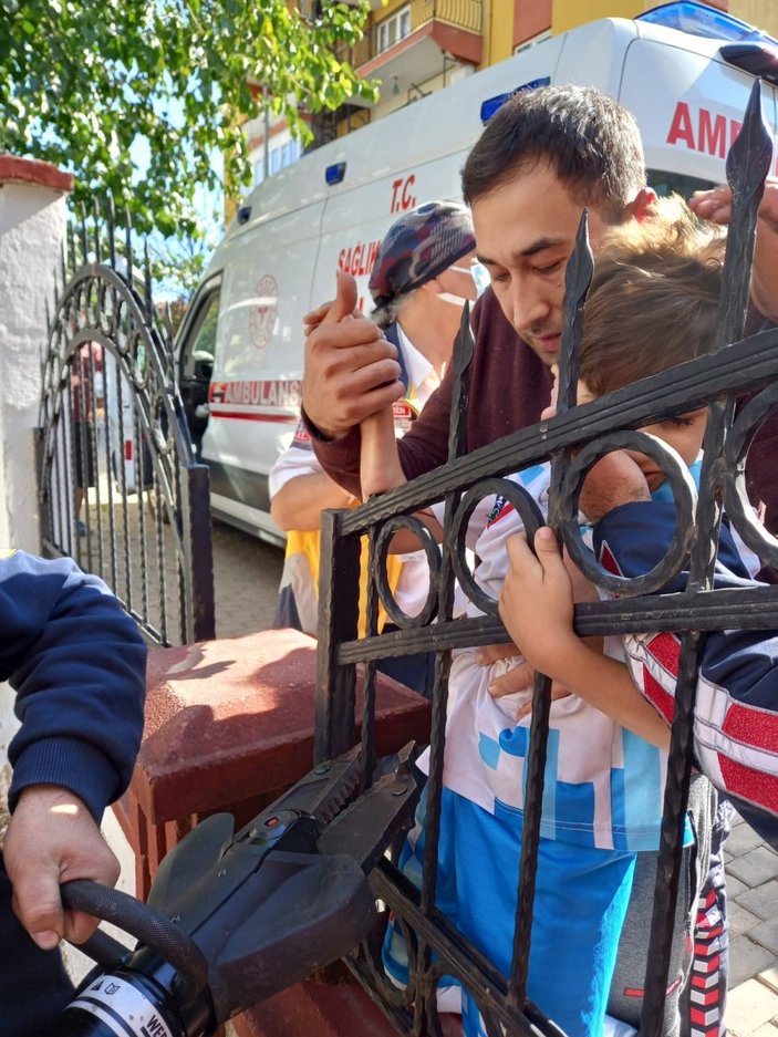 Aydın'da evin önünde oyun oynayan çocuğun kolu demir kapıya saplandı