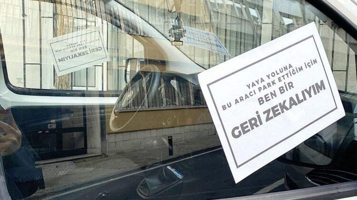 Şişli'de yaya yola park eden otomobile, notla tepki gösterildi