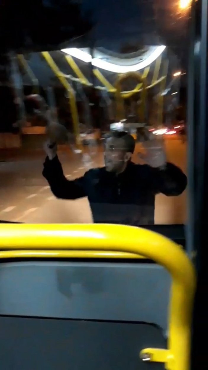 Bursa’da, bıçaklı saldırgan halk otobüsünün camını kırdı