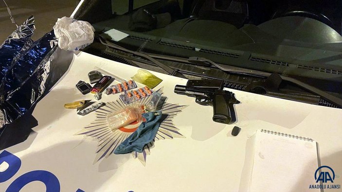Kayseri'de dur ihtarına uymayan otomobilde el bombası, tabanca ve uyuşturucu çıktı