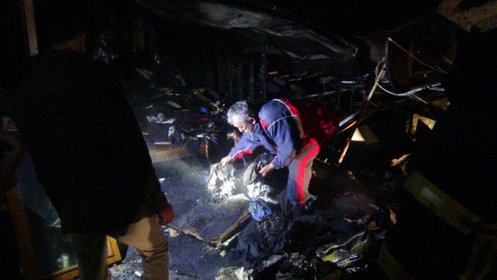 Kocaeli'de yanan çiftlik evindeki kulübede 70 bin TL'sini aradı