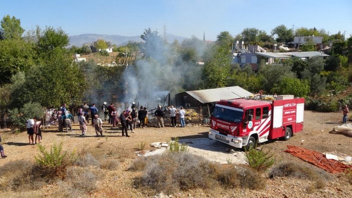 Antalya'da saman dolu ağılda yangın çıktı