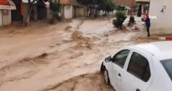 Cezayir'de meydana gelen sel hayatı durma noktasına getirdi