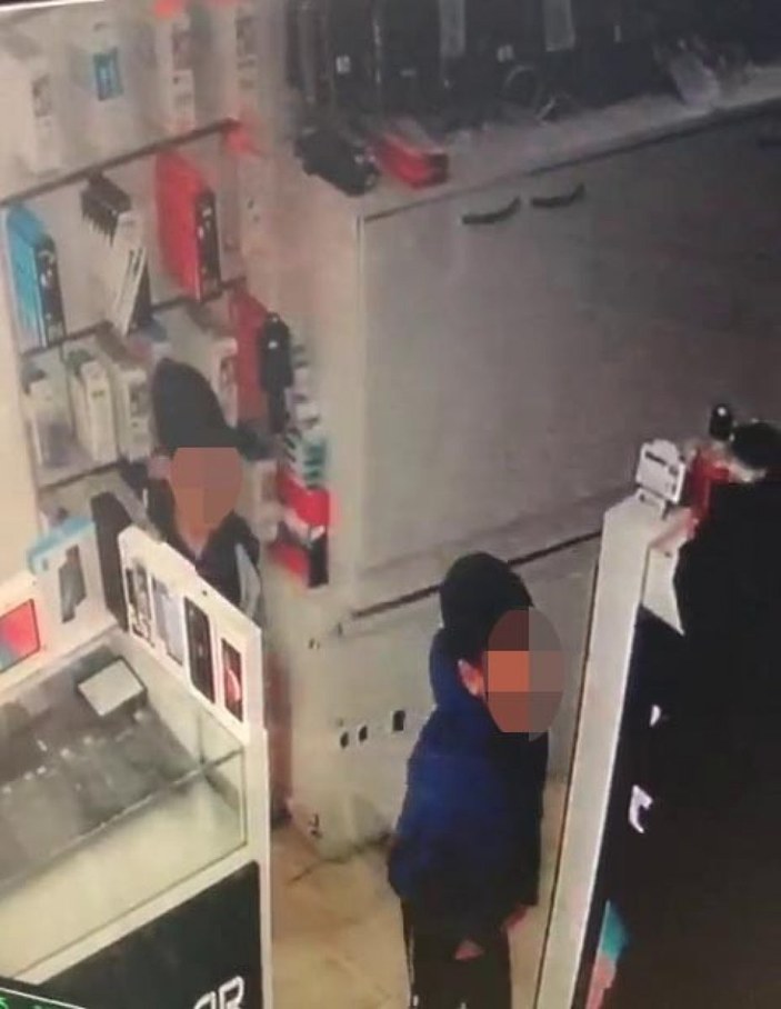 İstanbul'da telefoncuya giren çocuk hırsız kamerada