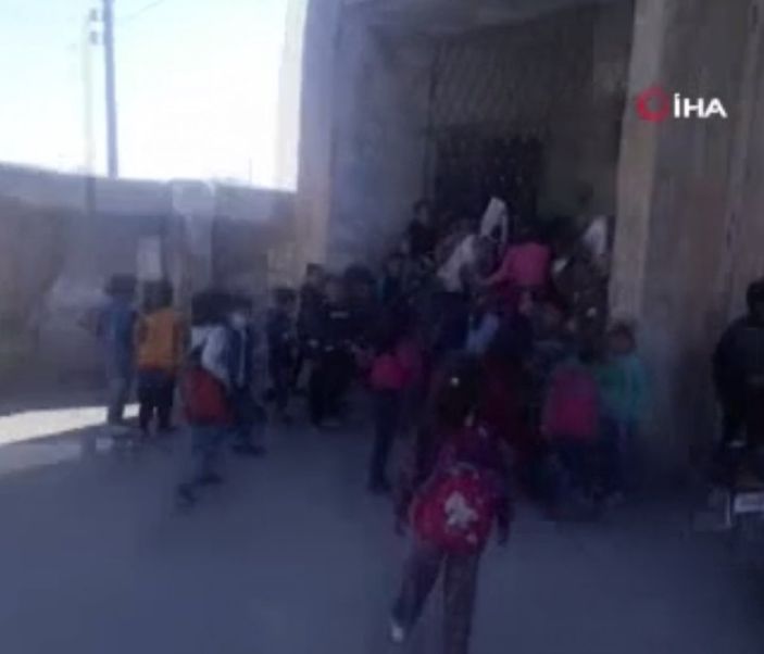 İdlib’teki saldırı sırasında öğrencilerin yaşadığı korku kamerada