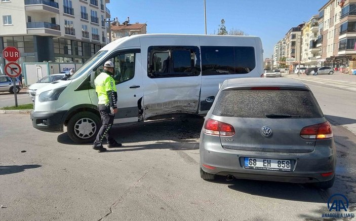 Aksaray'da öğrenci servisi ile otomobil çarpıştı: 10 yaralı