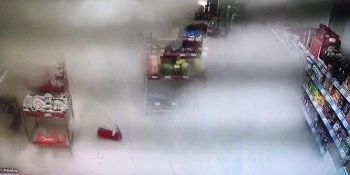 Bursa'da yere düşen yangın tüpü marketi sardı