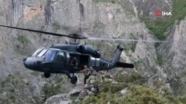 Tunceli’de dağlık alandan askerleri helikoptere alan pilot