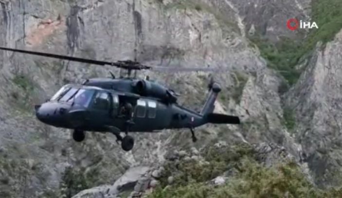 Tunceli’de dağlık alandan askerleri helikoptere alan pilot