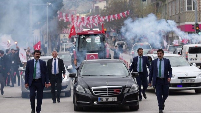 Temel Karamollaoğlu, makam araçlarını eleştirirken pot kırdı