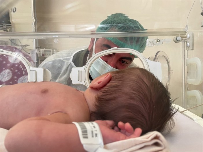 İzmir'de nefes alamayan Aras bebek, kalp ameliyatıyla hayata tutundu