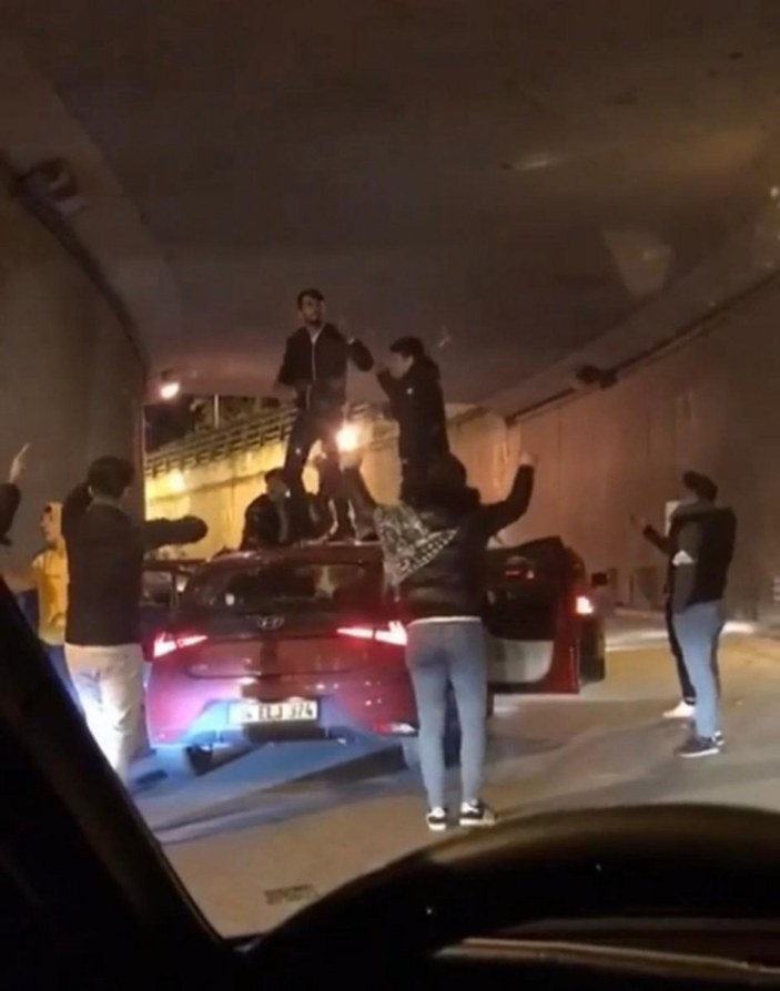 İstanbul'da 2 farklı noktada tüneli kapatarak asker eğlencesi yaptılar
